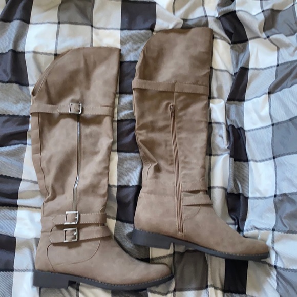 *SOLD* Over the knee boots. NEVER worn size9. - Picture 1 of 5